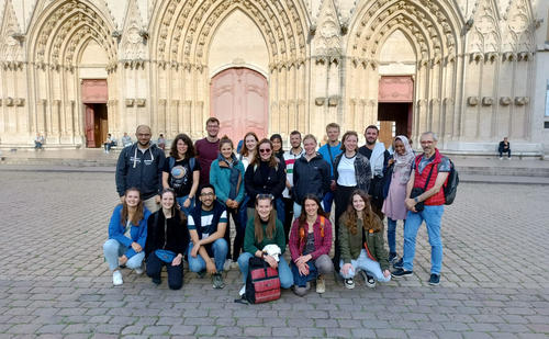 Abb. 2 - Gruppenfoto vor der Cathedrale Saint-Jean in Vieux Lyon