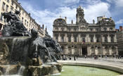 Abb. 10 - La Fontaine Bartholdi auf dem Place des Terreaux im Zentrum von Lyon