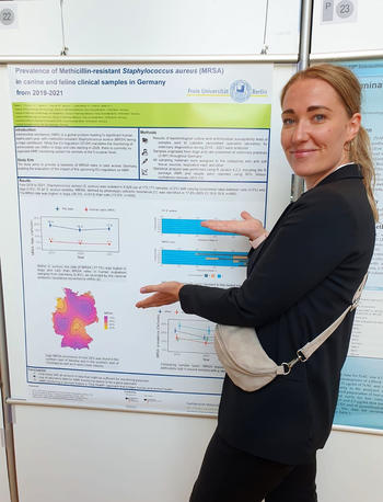 Leonie Feuer präsentiert das Poster zu ihrem Paper