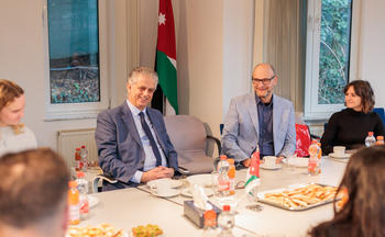 The Jordanian ambassador (center) invited the students and supervisors of the student exchange to a discussion. Next to the ambassador: Prof. Salah Amasheh and Dr. Linda Drößler